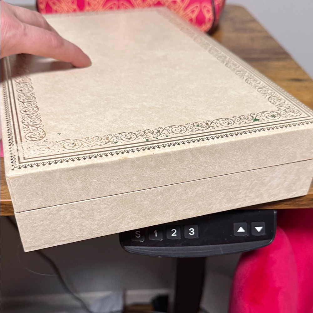 Vintage Cream Jewelry Box - Picture 4 of 5